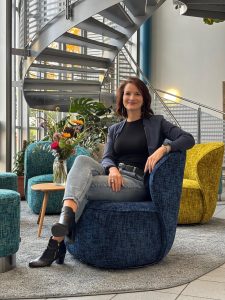 Theresa Wetz im neu gestalteten Eingangsbereich.